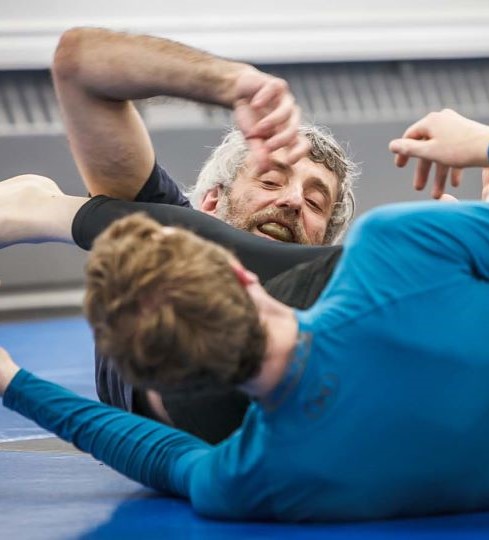 two men rolling no gi