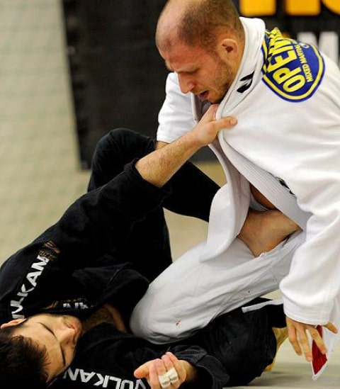 Elliott Bayev rolling in Gi
